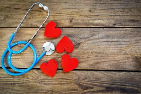 木制背景听诊器的心脏健康和红心世界心脏日世界健康日或世界高血压日和图片