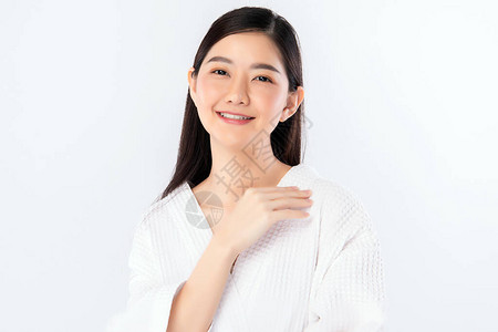 美丽的亚洲年轻女用新鲜的健康皮肤触摸她的身体图片