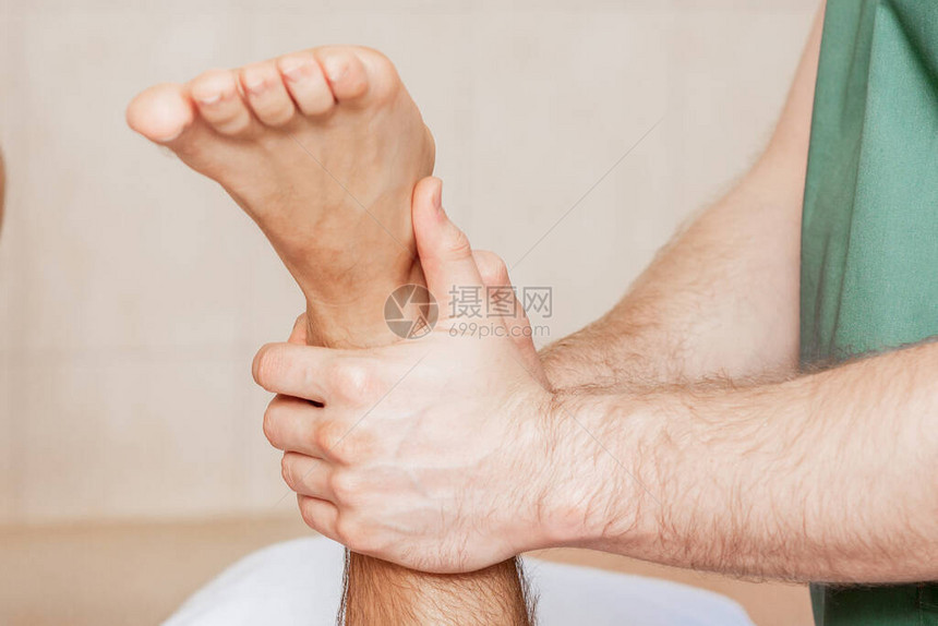 在健康治疗期间在按摩治疗师的手脚图片