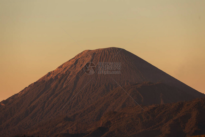 在印度尼西亚东爪哇活火山塞梅鲁和丹格马吉夫Tenggermassif的风图片