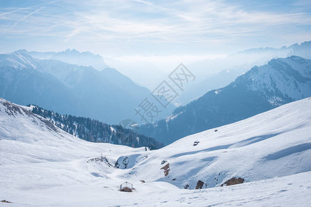 在滑雪胜地CampitellodiFassa意大利的早晨山风景山上图片