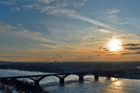 河上一座公路桥上的日落图片