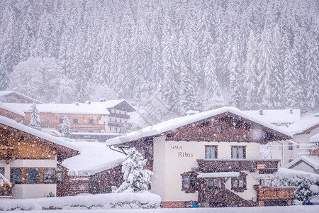 谷地Neustift镇冬季风景图片