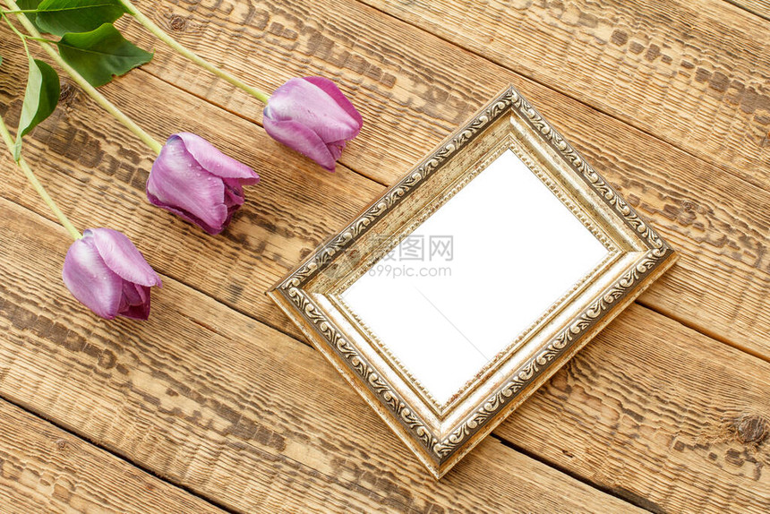 老式相框与复制空间和旧木板上的淡紫色郁金香带有复制图片