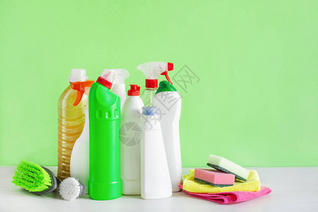 清洁和清洁工具的瓶装图片