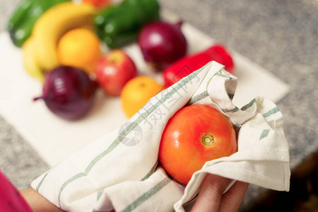 用毛巾清洗水果和蔬菜以图片