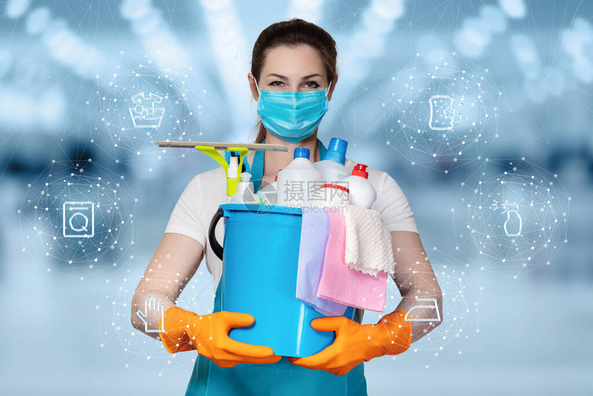 清洁和消毒服务的概念一位戴着面具的清洁女工站在模糊的背景上图片