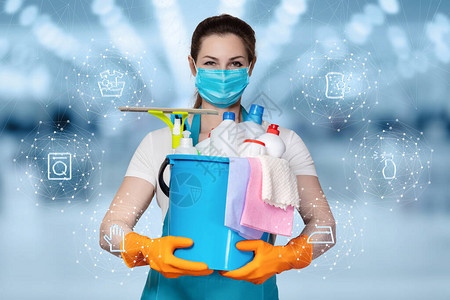 清洁和消毒服务的概念一位戴着面具的清洁女工站在模糊的背景上图片