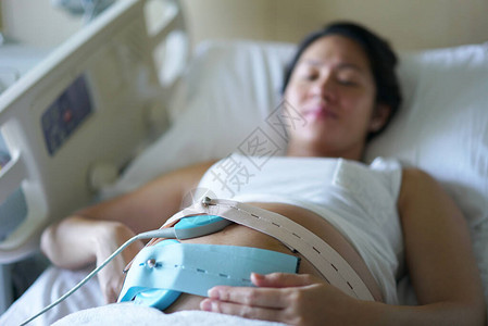 睡在医院床上等医生的亚洲怀孕女病人图片