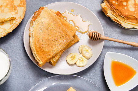 烤煎饼加香蕉和蜂蜜在白图片