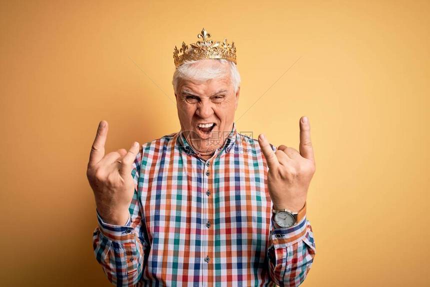 年长英俊的白发老人戴着金色的王冠图片