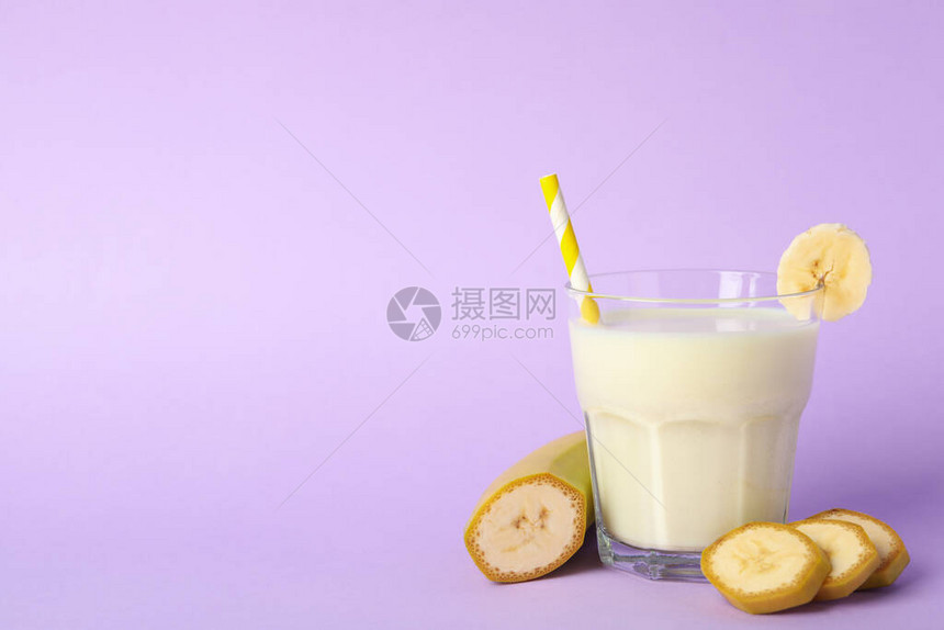 紫罗兰背景的香蕉奶昔图片