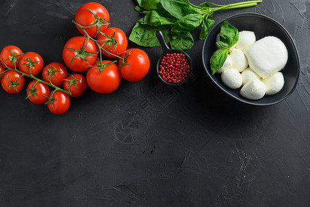 成分表Mozzarella乳酪球樱桃西红柿和绿色新鲜有机意大利菜背景