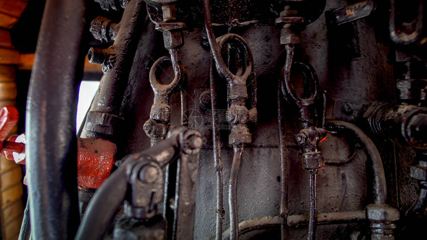 旧蒸汽老旧生锈金属管道图片