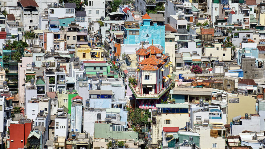 胡志明市城景越南高密度住宅区建筑房屋相距非常近图片