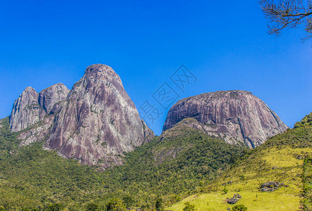 三个峰和黑梅山的峰在巴西里约热内卢图片