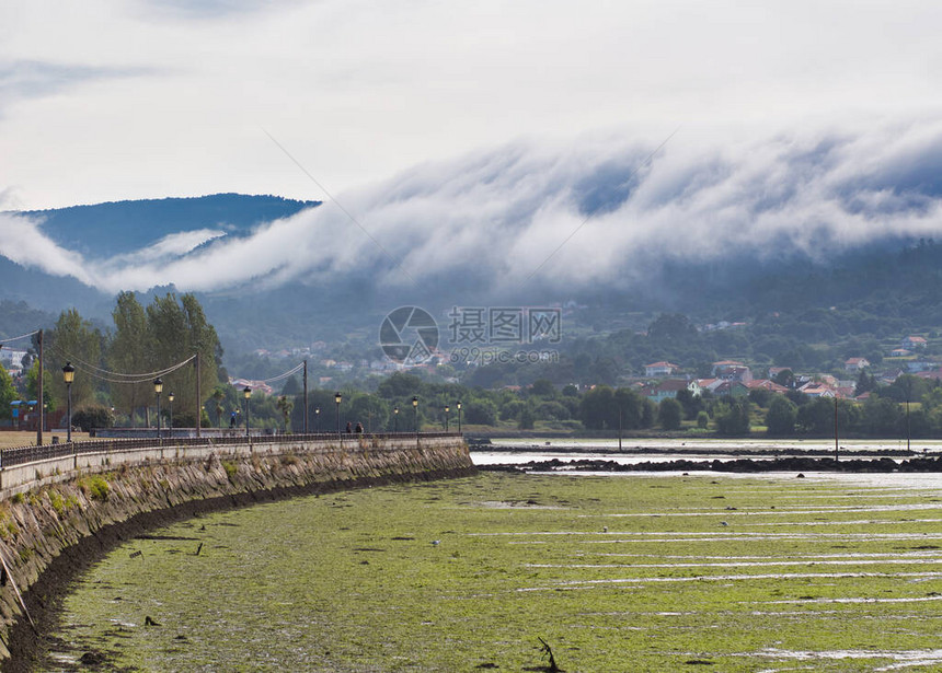 白云大海从山上下到西班牙加利西亚的诺亚村图片
