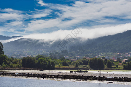 白云大海从山上下到西班牙加利西亚的诺亚村图片