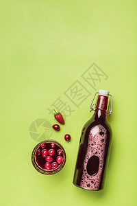 新鲜草莓和蔓越莓的浆果莫尔斯是一种很好的饮料图片