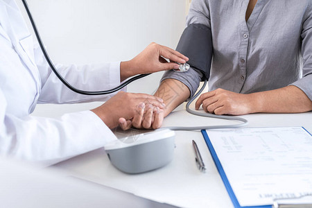 医生使用测量血压检查患者进行检查呈现结果症状并推荐治疗方法保图片