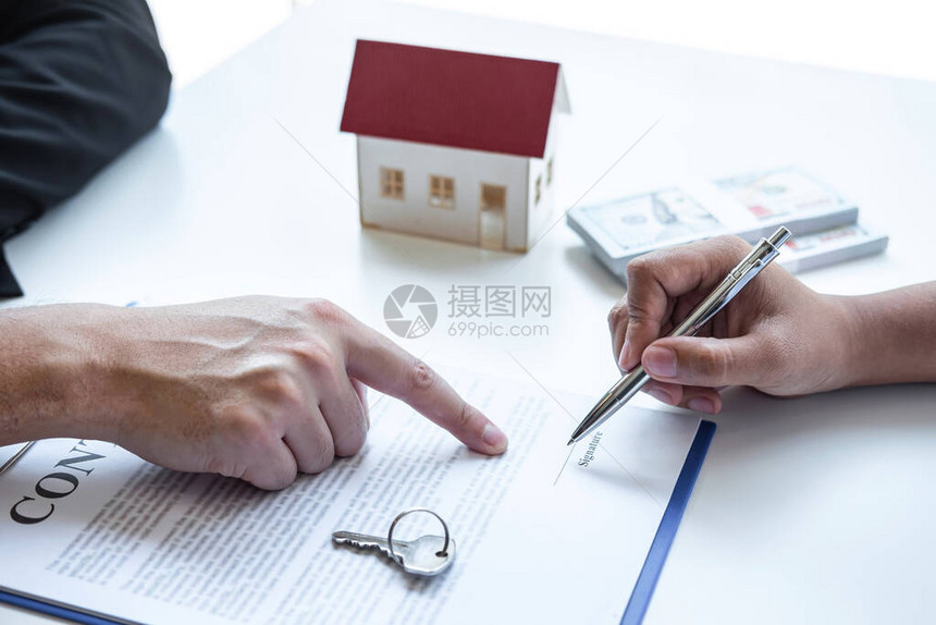 房地产代理经纪人将合同表格指向客户签署协议合同房地产与批准的抵押申请表图片