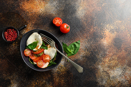 番茄巴西耳莫扎雷拉卡布雷斯沙拉高清图片
