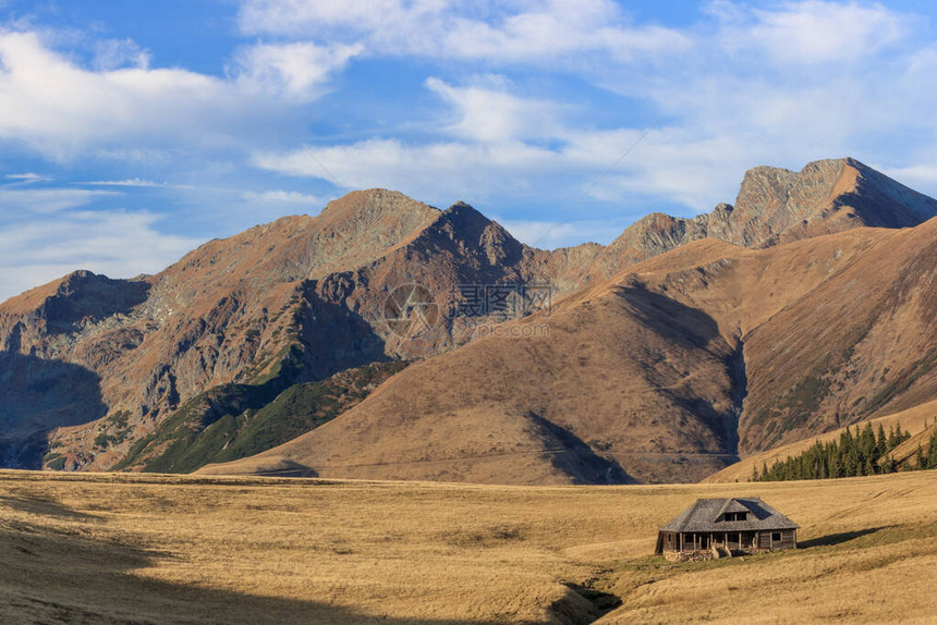 罗马尼亚法加拉斯山脉的山地景观图片