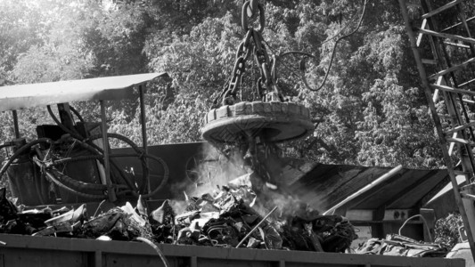 黑白大工业电磁铁在垃圾场对金属废料进行分背景图片