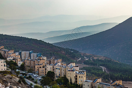 傍晚从以色列Safed或Tsfat圣地的加利山图片