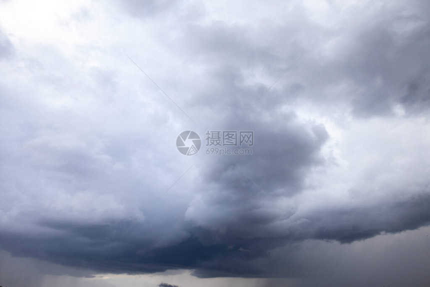 美丽的暴风雨前低空背景图片