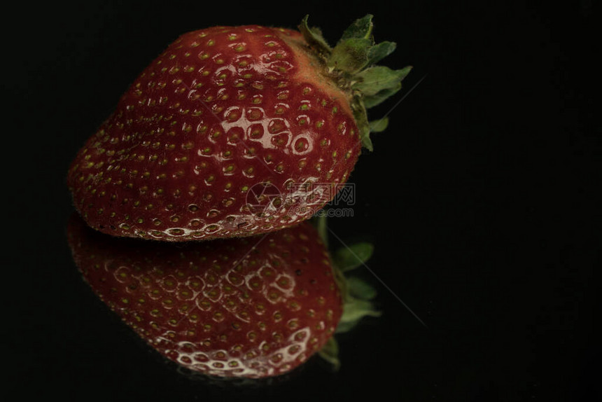 镜子上的美味红色成熟草莓图片