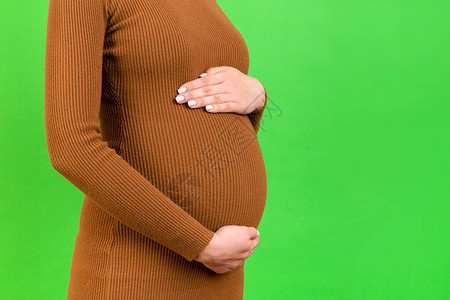 孕妇双手抱住腹部的绿色刻画图象图片