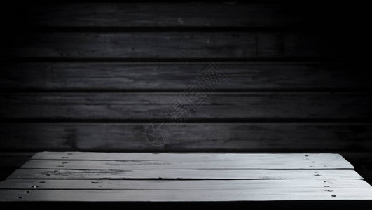 深色模糊背景的木桌背景图片