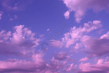 蓝色天空紫色云彩的天空上美丽明图片