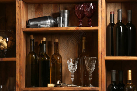 酒窖里的酒瓶和玻璃杯图片