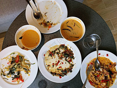 在餐厅吃完饭后有叉子和勺子的顶视图图片