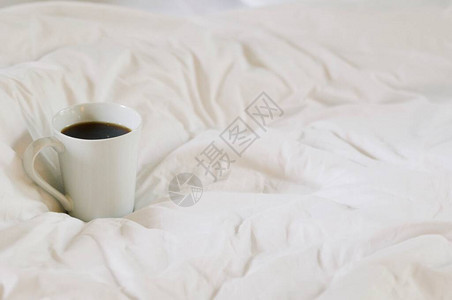 早上醒来时在床上喝着一杯咖啡简单家背景图片