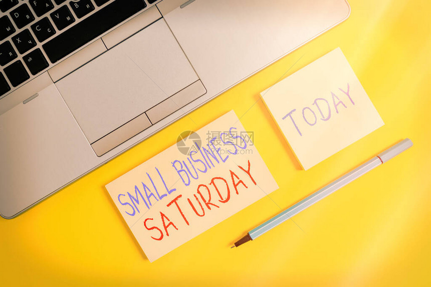 显示小型企业星期六的文字符号周六时尚银色开放式笔记本电脑方形粘记事本标记彩色背景期间举行的商务照片文本图片