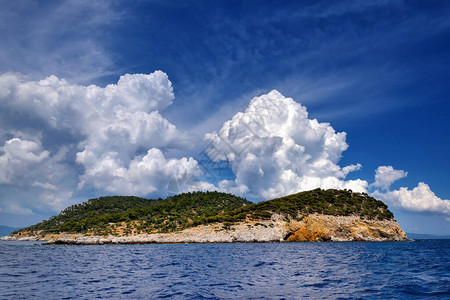 与大海岛和美丽的云彩在蓝天的风景Kelifos岛图片
