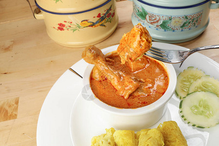 传统马来小吃食品RotiJala用咖喱鸡喂罗蒂贾拉图片