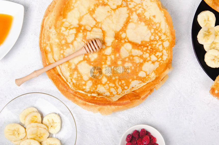 煎饼加浆果和蜂蜜早餐图片