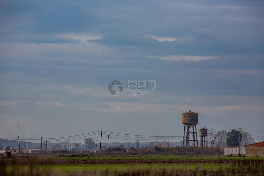 朦胧的中午炎热的白天景观图片