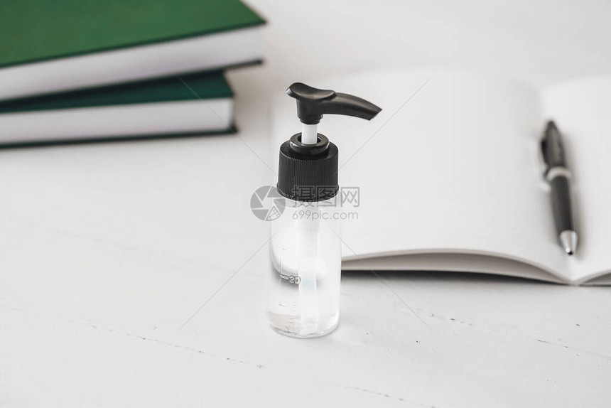 桌子上的一瓶消毒剂图片