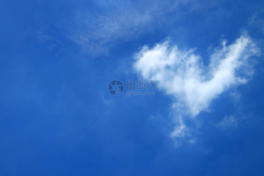 泰国曼谷生机勃的蓝色热带阳光天空上的纯白自然心毛云图片