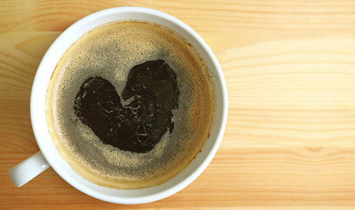 红心形状热黑咖啡泡沫图片