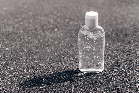 带手凝胶的瓶子防止细菌防腐处理酒精的组成沥青上的阴影图片