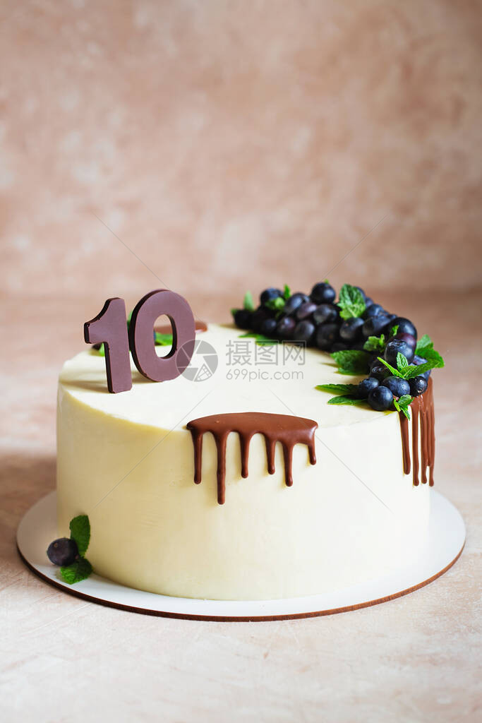 一个10岁小孩的生日蛋糕白蛋糕加巧克力泥和蓝莓和薄荷夹图片