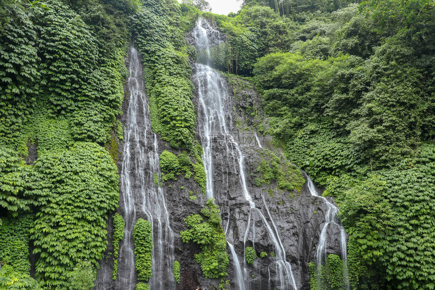 惊人的班尤马拉瀑印度尼西亚巴图片