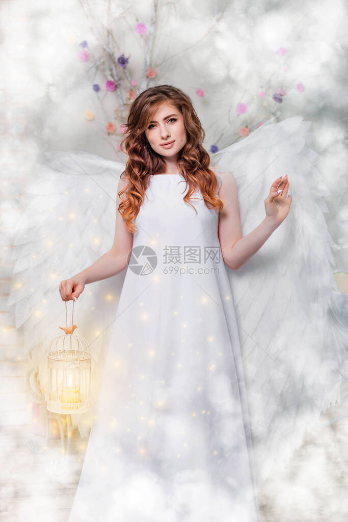 一位身穿白色连衣裙长着天使翅膀的年轻女子图片