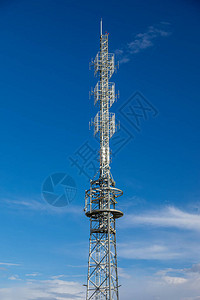 在蓝天背景的无线电塔图片